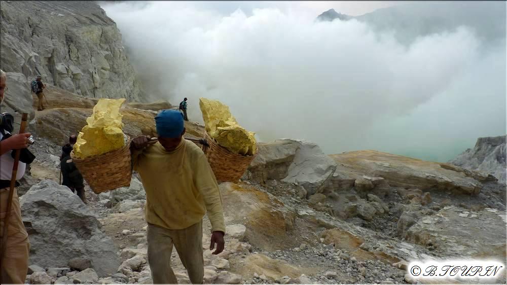 indonesie java kawah ijen sentier dans le cratre Au passage nous croisons des porteurs de soufre